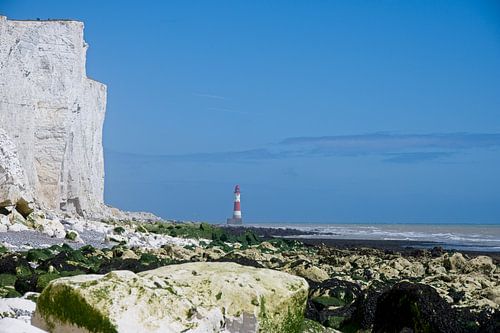 Leuchtturm im Meer an der Steilküste