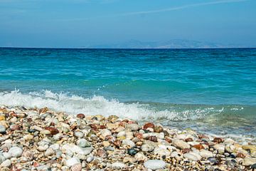 Plage de galets aux eaux bleues et claires sur l'île de Rhodes, Grèce