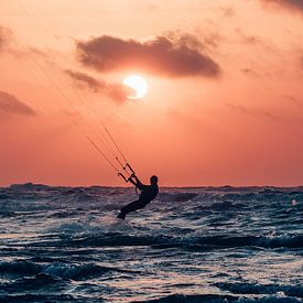 Kitesurfen bij Zonsondergang 2 - Terschelling van Surfen - Alex Hamstra Photography