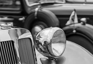 Alter Oldtimer-Scheinwerfer mit Chrom-, Schwarz-Weiß-Fotografie