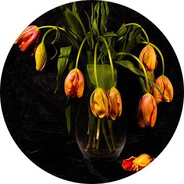 Stilleven van Franse tulpen in glazen vaas van Roland de Zeeuw fotografie