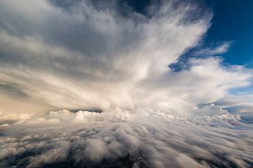 Groothoekbeeld van een grote donderwolk van Denis Feiner