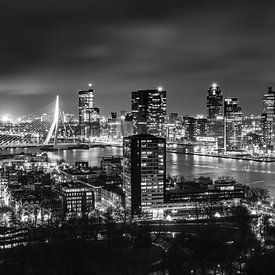 Rotterdamer Skyline über der Erasmus-Brücke bei Nacht von I Should Shutter