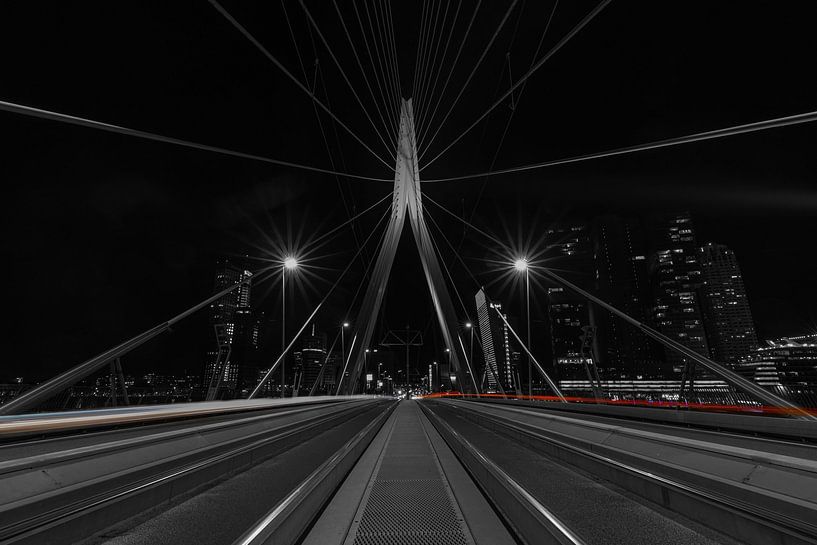De Erasmusbrug in Rotterdam in de avonduren met lichtstrepen van MS Fotografie | Marc van der Stelt