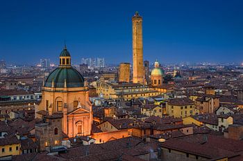 Nachtelijke skyline van Bologna, Italië