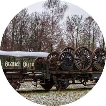 Oude Bierwagon en treinstel met wielen op Station Simpelveld van John Kreukniet