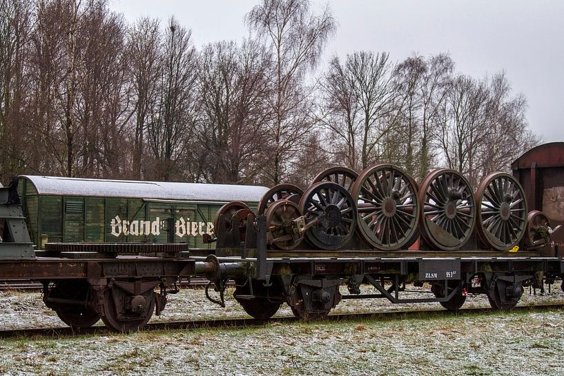 Oude Bierwagon en treinstel met wielen op Station Simpelveld par John Kreukniet