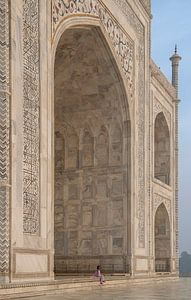 Vrouw zit naast de Taj Mahal. van Floyd Angenent
