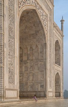 Frau sitzt neben dem Taj Mahal. von Floyd Angenent