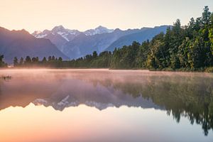 Nieuw-Zeeland Lake Matheson op gouden uur van Jean Claude Castor