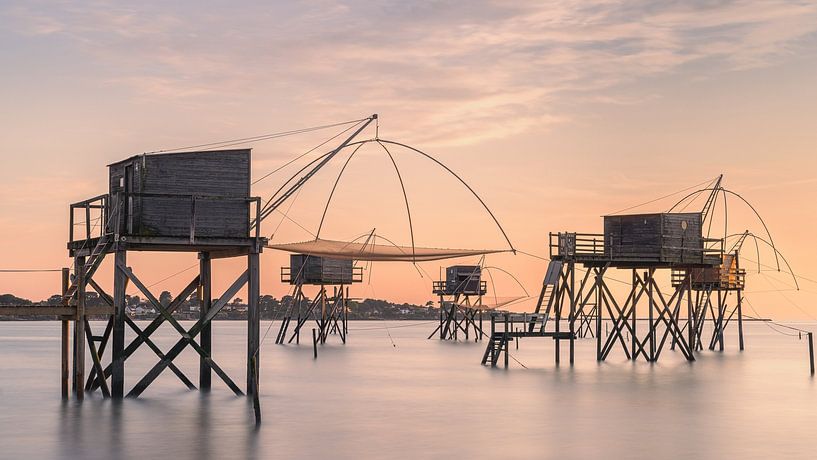 Cabanes de pêcheurs au coucher du soleil à Saint-Michel-Chef-Chef, Loire-Atlantique, France par Henk Meijer Photography
