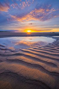 Ein spektakulärer und farbenprächtiger Sonnenuntergang am Strand von Wissant an der Côte d'Opale in Frankreich.