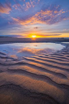 A spectacular and colourful sunset on Wissant beach on the Côte d'Opale in France. by Bas Meelker