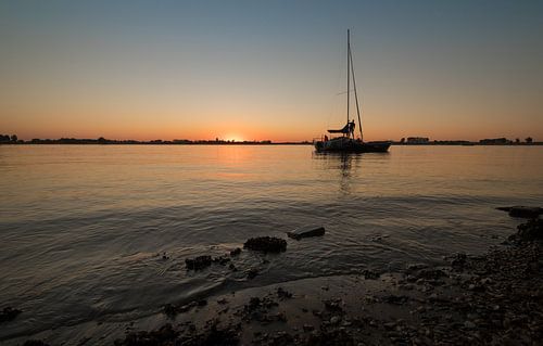 Zonsondergang zeilbootje bij Eiland van Maurik