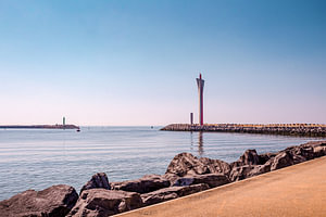 Fahrwasser Ostende mit Radarturm auf der Mole von Ostende