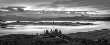 Paysage en Toscane au lever du soleil en noir et blanc sur Manfred Voss, Schwarz-weiss Fotografie