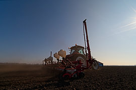 Tractor met zaaimachine in de zon