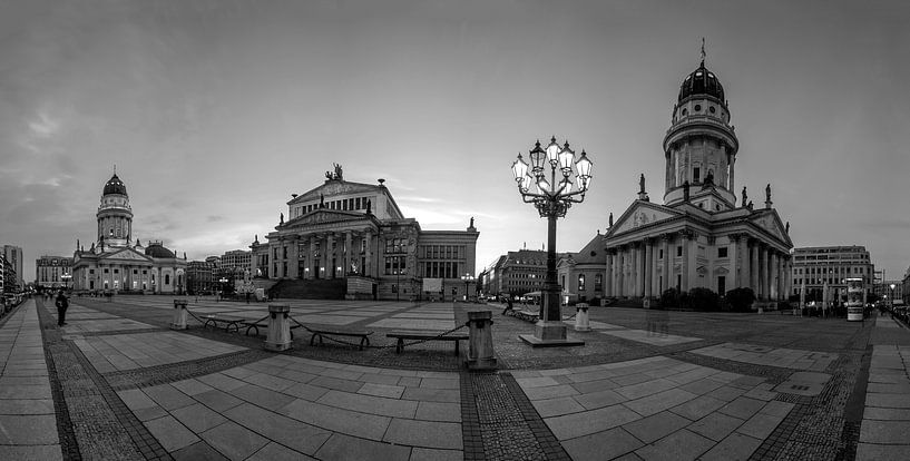 Gendarmenmarkt Berlin - Panorama schwarzweiss von Frank Herrmann