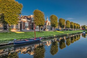 Het Friese stadje Stavoren in het avondlicht gespiegeld in de sloot.