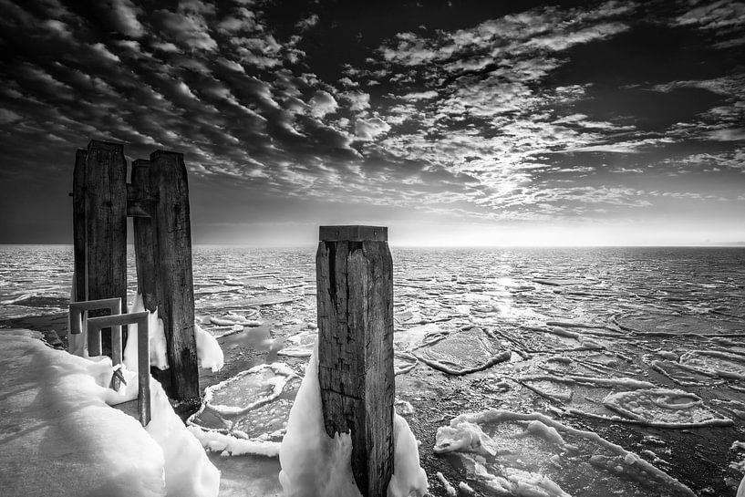 Eisschollen an der alten Seebrücke von Scharbeutz , schwarz weiss. von Manfred Voss, Schwarz-weiss Fotografie
