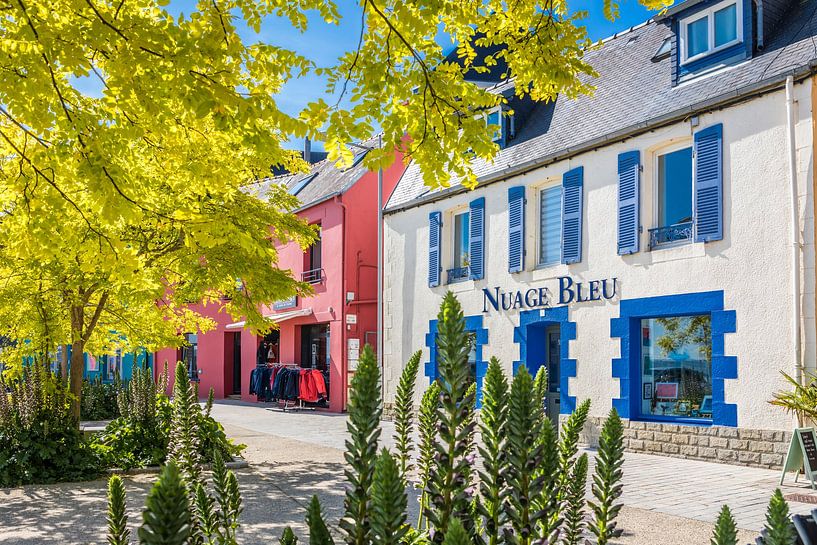 Place d`Ys mit bunten Häusern, Morgat, Bretagne von Christian Müringer