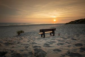Bank am Strand bei Meer und Sonnenaufgang