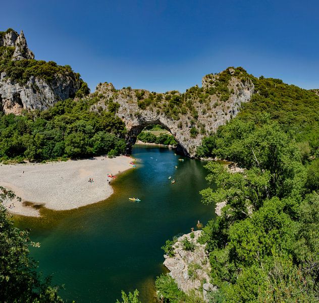 Le Pont d'Arc über den Fluss Ardèche von Rene van der Meer