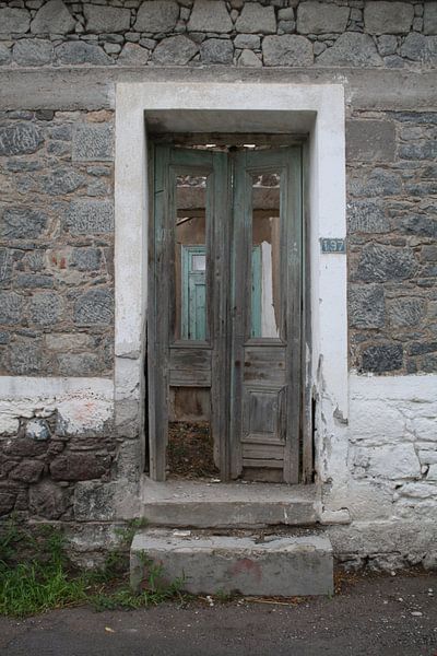 Deuren van verlaten woning op Lesbos par Jetty Boterhoek