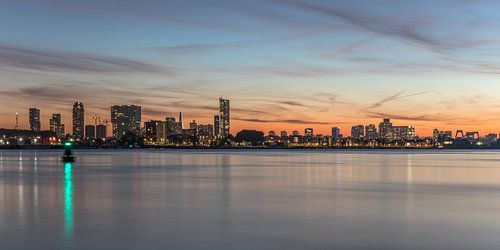 De skyline van Rotterdam tijdens zonsondergang