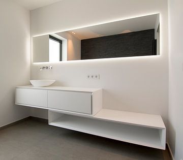 witte badkamer met backlit spiegel en meubel