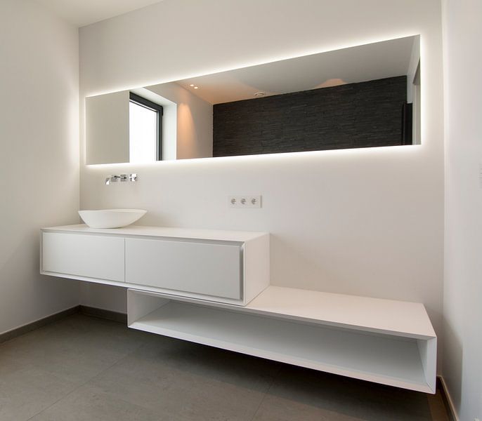 witte badkamer met backlit spiegel en meubel by Ribbi