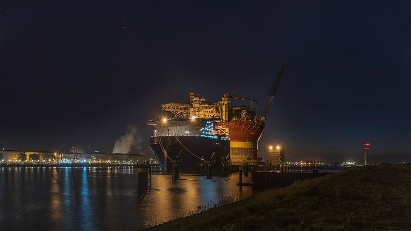 Olieplatform in Rotterdam by Dick van der Wilt