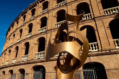 Sculptuur en façade arena aan de Plaza de Toros in Valencia Spanje