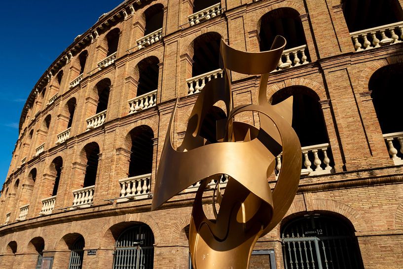 Skulptur und Fassade Stierkampfarena auf dem Plaza de Toros in Valencia Spanien von Dieter Walther