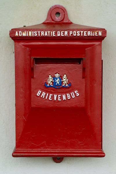 Antieke rode brievenbus van Jan Van Bizar