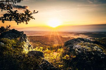 Uitzicht vanaf een rots op de zonsondergang van Fotos by Jan Wehnert