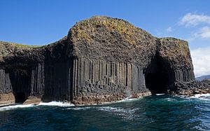 Fingal's Cave ist eine Meereshöhle auf der unbewohnten Isle of Staffa in