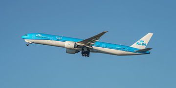 Opgestegen KLM Boeing 777-300. van Jaap van den Berg