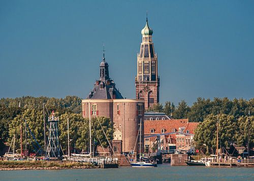 Zicht op de entree van de haven van Enkhuizen vanaf de sluizen