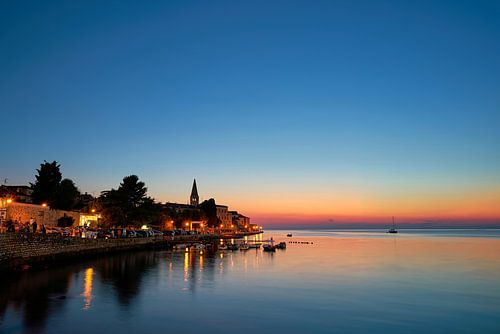 Oude binnenstad van de romantische historische havenstad Porec bij het blauwe uur na zonsondergang