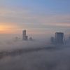 Rotterdam in de vroege ochtend Zon en Mist van Marcel van Duinen