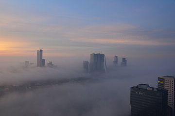 Rotterdam in de vroege ochtend Zon en Mist van Marcel van Duinen
