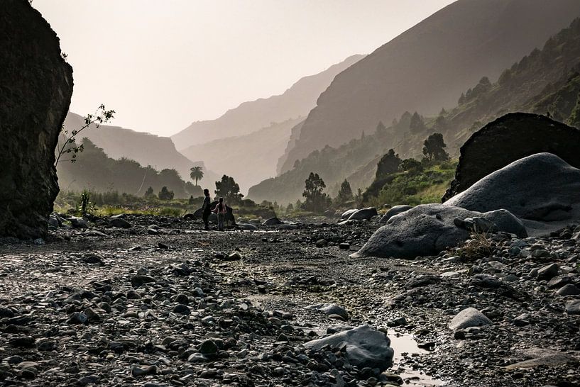 Lit de rivière et montagnes par Pierre Verhoeven