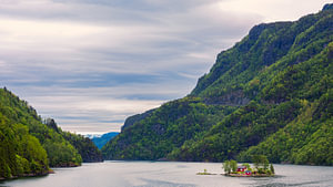 Die Insel Eidaholmen im Lovrafjord, Norwegen
