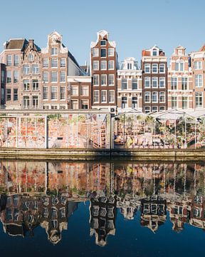 Maisons du canal d'Amsterdam au marché aux fleurs sur Thea.Photo