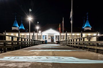 Uitzicht op de pier in Ahlbeck aan de Baltische Zee bij nacht van Andreas Völkel