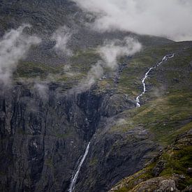 Mystieke Waterval in Noors Nevelwoud van Jeffrey van Hulst