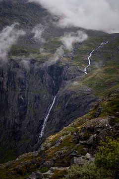 Mystieke Waterval in Noors Nevelwoud