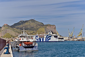 Passagierschiff im Hafenbecken von Palermo