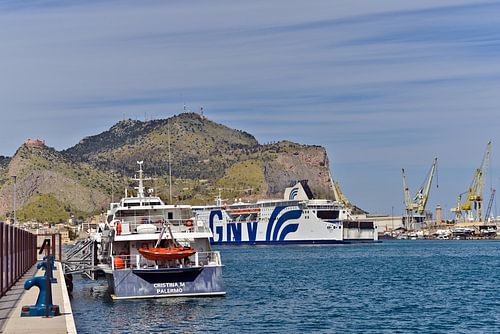 Navire de passagers dans le bassin portuaire de Palerme